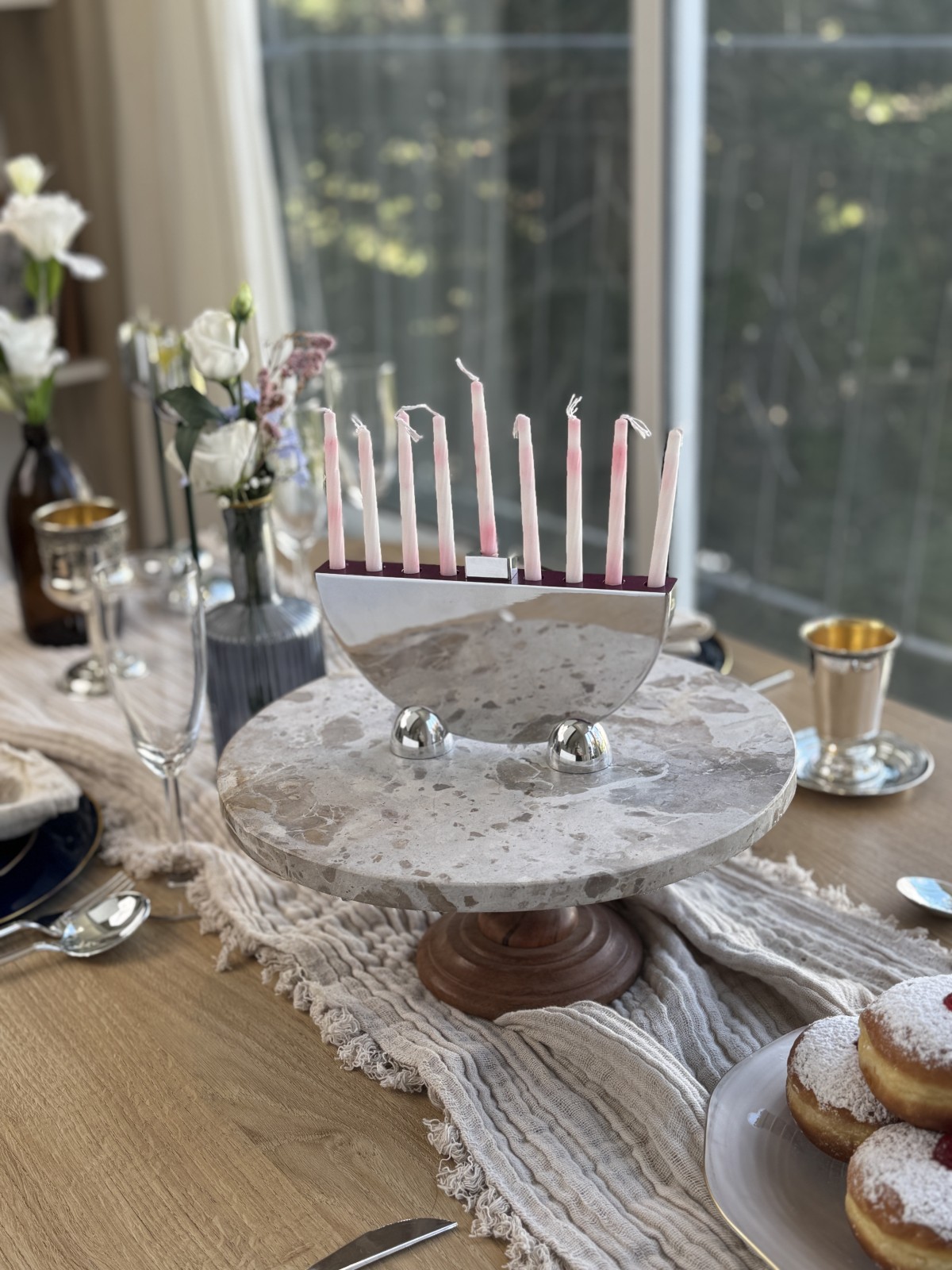חנוכיית אלומיניום מודרנית שהופכת לנר , גי לחתונה יהודית